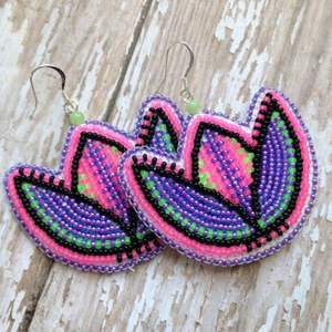 ต่างหูทรงหยดน้ำประดับลูกปัดแก้วปักลาย น้ำหนักเบา งานปักมือ เหมาะสำหรับงานปาร์ตี้ - Product Image 1