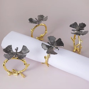 Bague décorative en or avec porte-serviettes libellule en argent pour la table de mariage, les fêtes et les repas d'hôtel. - Product Image 1