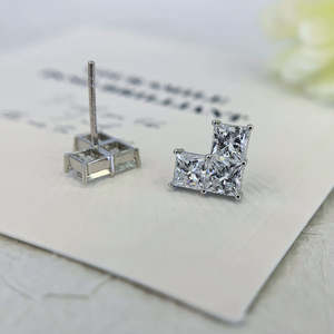 Pendientes de Diamantes Cultivados en Laboratorio de 1.80 Quilates, Claridad VS, Color EF, Corte Princesa en Forma de V - Product Image 5