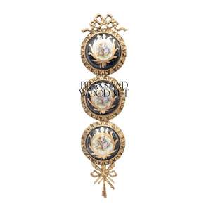 Tenture murale en laiton antique avec trois assiettes en porcelaine décorées de motifs floraux classiques dans un cadre doré orné - Product Image 1