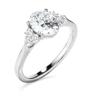 Bague de fiançailles en moissanite ovale en grappe - Product Image 2