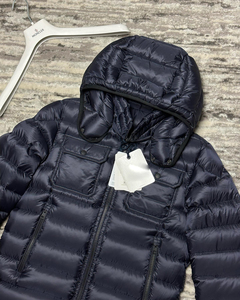 เสื้อโค้ทผ้าซาตินบุสไตล์สตรีทแวร์ขนห่านมีฮู้ดเสื้อคลุมแบบสวมหัวสีน้ำเงินเข้มสำหรับผู้ชาย - Product Image 3