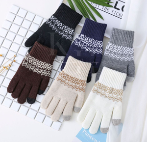 Gants d'hiver à la mode à cinq doigts de marque personnalisée Gants d'hiver extensibles, confortables et unisexes tricotés à la main - Product Image 4