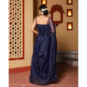 Sari bleu élégant pré-plissé, silhouette à volants, avec broderie lourde de sequins, chemisier, tenue de soirée indienne glamour. Pour femmes - Product Image 2