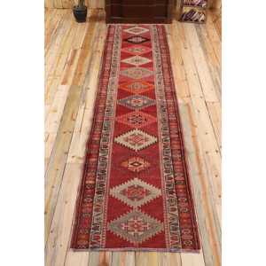 Tapis de 2,7 x 11,5 pieds, tapis turc vintage, tapis abstrait rouge Herki - Product Image 1