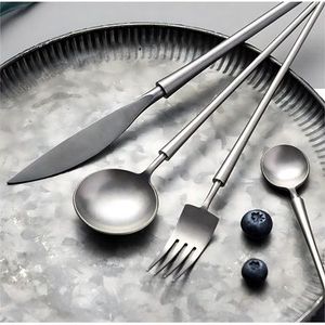 Elegante juego de cubiertos de metal adecuado para la decoración de cocinas modernas que proporciona una comodidad excepcional durante el uso. - Product Image 3