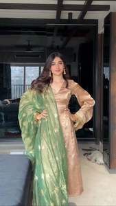 Haut traditionnel indien de créateur en tissu brodé de sequins avec manches brodées et dentelle Zalar, et pantalon dupatta - Product Image 5