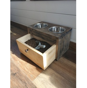 Soporte de alimentación de mascotas contemporáneo de madera con decoración de ágata - Product Image 1