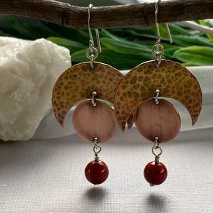 Pendientes tribales étnicos de cobre con acabados artesanales oxidados y diseño floral perfecto para regalar y eventos especiales - Product Image 6