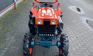 Tracteur compact Kubota B7000 16 CV 4 roues motrices, transmission manuelle, pour petites exploitations agricoles et travaux de jardinage - Product Image 6