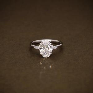 แหวนหมั้นเพชรทรงรี 2.16 กะรัต คุณภาพ F VVS1 เพชรเลี้ยงในห้องปฏิบัติการ รับรองโดย IGI ทรงรี ประดับเพชรทรงมาร์คีส์และทรงกลมด้านข้าง ดีไซน์ทันสมัย - Product Image 1