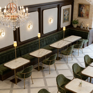 Sofá Moderno de Lujo Verde con Tapicería de Terciopelo Acanalado Vertical, Patas de Metal Dorado, Mesa de Mármol y Juego de Sillas para Hotel, Cafetería, Restaurante - Product Image 4