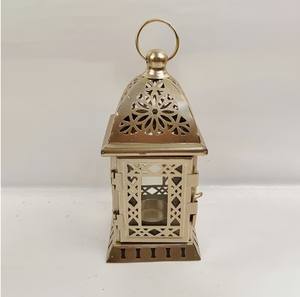 Farol de Vela Marroquí de Metal con Acabado Dorado, Paneles de Vidrio con Tallado Floral, Brillo Cálido Suave, Ideal para Decoración Festiva - Product Image 1
