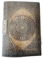Grand arbre de vie gaufré avec motifs anciens latéraux Carnet de notes en cuir véritable anthracite Laiton antique C-Lock & Deckle Papiers d'art