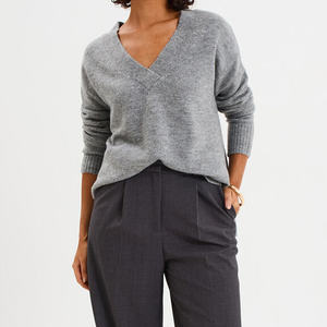 Pull en tricot pour femme pour la saison hivernale, avec fil doux, col en V, logo frontal, silhouette moderne pour la superposition avec des tenues décontractées - Product Image 4