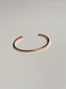 Bracelet de manchette de thérapie magnétique en cuivre à la mode avec des modèles uniques Bracelet bénéfique pour la santé pour hommes et femmes - Product Image 4