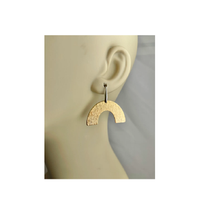 Pendientes de tuerca de latón indio con pequeñas superficies texturizadas, estilo Austin 1920, joyería para boda, regalo sorpresa para ella - Product Image 1