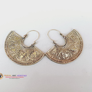 Boucles d'oreilles en laiton demi-lune gravées à la main du patrimoine tribal traditionnel Conception personnalisée pour les commandes en gros - Product Image 3