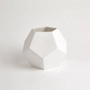 Vase Art Déco Géométrique en Aluminium Fait à la Main à Facettes, Blanc Mat, Pièce Maîtresse de Table Décorative pour la Maison - Product Image 4