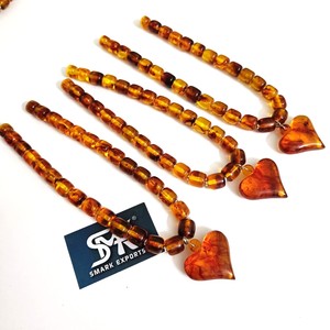 Collier de perles d'ambre élégant avec pendentif coeur Bijoux en résine faits à la main pour les femmes Accessoire de mode pour la fête et l'usure quotidienne - Product Image 6