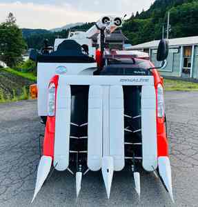 Cosechadora de arroz Kubota ER-438 de 8 hileras con alimentación superior, diésel, distancia entre hileras de 300 mm - Product Image 5