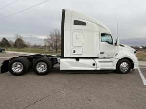 Camion semi-remorque T680 Sleeper 2022 d'occasion certifié propre - Cabine couchette à toit surélevé de 76 pouces, 400H, boîte automatique Endurant 12 vitesses, exportation mondiale - Product Image 5