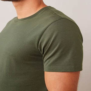 เสื้อยืดคอกลมสีเขียวมะกอก แขนเสื้อแบบดรอปโชลเดอร์ ผ้าใหม่ พิมพ์ลายตามสั่ง สีพื้น สำหรับผู้ชาย - Product Image 5