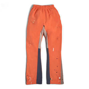 Pantalon de survêtement en tissu doux avec taille élastique, coupe ajustée et poches, idéal pour la gym, la course à pied et la détente, en vente en ligne - Product Image 1