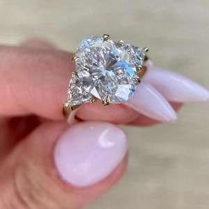 Anillo de Compromiso con Diamante Cultivado en Laboratorio de 4.50 Quilates, Corte Ovalado con Piedras Laterales Trillón, Oro Amarillo de 18K, Certificado IGI, Color F, Claridad VVS2 - Product Image 2