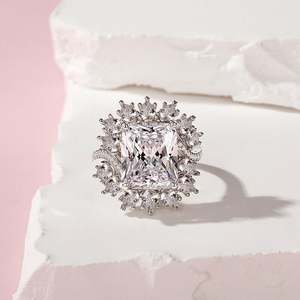 Bague de fiançailles Jeulia Vintage Halo Twist Cushion Cut en platine - Product Image 4