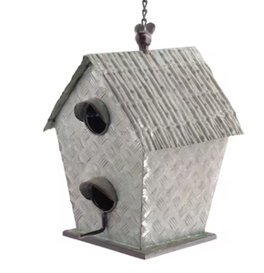 Una moderna casa de pájaros de metal plateado, probablemente hecha de metal perforado o grabado, perfecta para la estética contemporánea del jardín. - Product Image 5