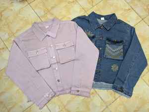 Veste en jean col en V vintage OEM pour femmes Tissu tissé Logo brodé Motif imprimé décontracté Longueur courte Top Design à la mode - Product Image 3