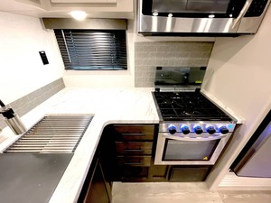 Autocaravana C-R-O-S-S-R-O-A-D-S RV C-R-U-I-S-E-R AIRE 27RBS 2021 USADA EN BUEN ESTADO DISPONIBLE PARA LA VENTA - Product Image 4