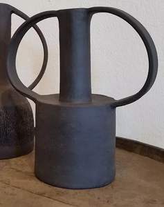 Vase à fleurs en métal de style côtier d'inspiration antique Détails classiques en fer avec finition élégante Décor de mariage vintage traditionnel - Product Image 6