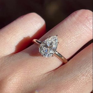 Anillo de compromiso de moissanita con corte de mina antigua, anillo de boda de moissanita de corte europeo antiguo, anillo de diamante antiguo de pera de 2,00 quilates - Product Image 2