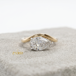 Anillo de compromiso de diamante talla pera en oro de 14K, moderno anillo solitario bypass - Product Image 1
