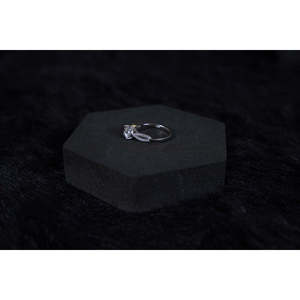 Bague de fiançailles en argent sterling 925 plaqué rhodium, avec grappe de diamants géométriques en platine et coupe poire - Product Image 1