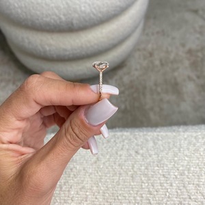 Anillo de Compromiso con Diamante Cultivado en Laboratorio de 2.85 Quilates, Corte Ovalado, Claridad F VVS1 VVS2, con Halo Oculto y Detalles Pavé en Oro Rosa de 18K, Regalo para Ella - Product Image 5