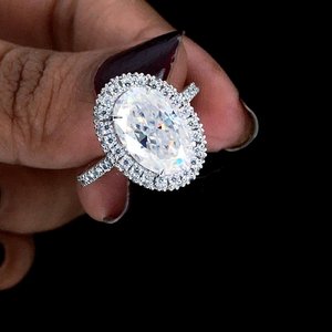 Anillo de aniversario de diamante de moissanita de corte ovalado de 3 quilates, regalo para mujer, oro blanco Halo, Plata de Ley 925 - Product Image 4