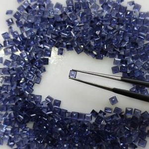 อิโอไลต์ธรรมชาติ 2.5 มม. ทรงสี่เหลี่ยมเจียระไนแบบสเต็ปคัท คุณภาพดีที่สุด พลอยหลวม พร้อมเอฟเฟกต์เพลโอโครอิก สำหรับทำเครื่องประดับ - Product Image 3