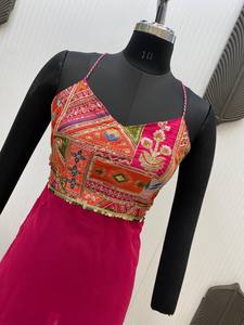 Elegante Kurti Étnico de Georgette con Bordado de Lentejuelas, Abertura Trasera Detallada con Diseño de Dori, Adornos de Borlas y Forro Interior Suave de Microfibra - Product Image 4