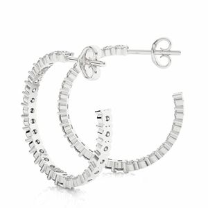 Boucles d'oreilles créoles en diamant serties à griffes rondes pour femmes - Product Image 3