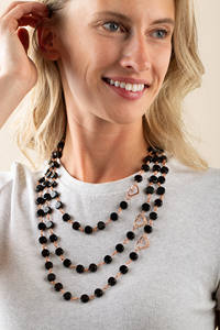 Collier en perles de verre noir avec fermoir magnétique, élégance sophistiquée, polyvalent pour toutes les occasions - Product Image 4