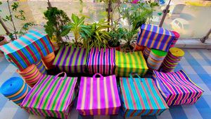 กระเป๋าตลาดอินเดียแบบเป็นมิตรกับสิ่งแวดล้อม หลากสี ทำจากวัสดุรีไซเคิล PP ลายทาง ทอ มีหูหิ้ว รับทำโลโก้ คุณภาพสูง - Product Image 5