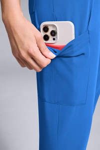 Ensemble de gommage médical deux pièces bleu pour femme avec haut sans manches et pantalon de survêtement à cordon - Product Image 4