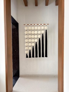 Magnifique suspension murale en macramé en forme de boule, décoration murale idéale pour la décoration de la maison, l'affichage festif et l'accent mural intérieur, en provenance d'Inde - Product Image 4