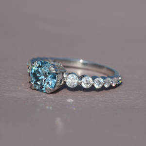 Anillo de Compromiso de Diseño para Mujer, con Diamante Clásico de Corte Brillante Redondo, Color Azul, Claridad VVS, Incrustado en Oro Blanco de 14 Quilates - Product Image 4