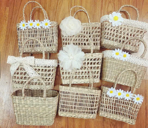 Sacs à main fourre-tout décontractés avec poches pour les mains de taille mini Accessoires parfaits pour les muses de la mode à la plage et la belle prise de photos - Product Image 1
