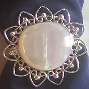 Anillo para Servilletas con Diseño de Concha Marina, Joyería de Concha Marina Plateada, Anillo para Servilletas de Concha Blanca con Perla - Product Image 1