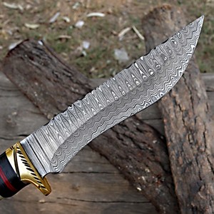 Cuchillo de caza de acero de Damasco de hoja fija hecho a mano personalizado con mango de madera grabado y Funda de cuero OEM - Product Image 5